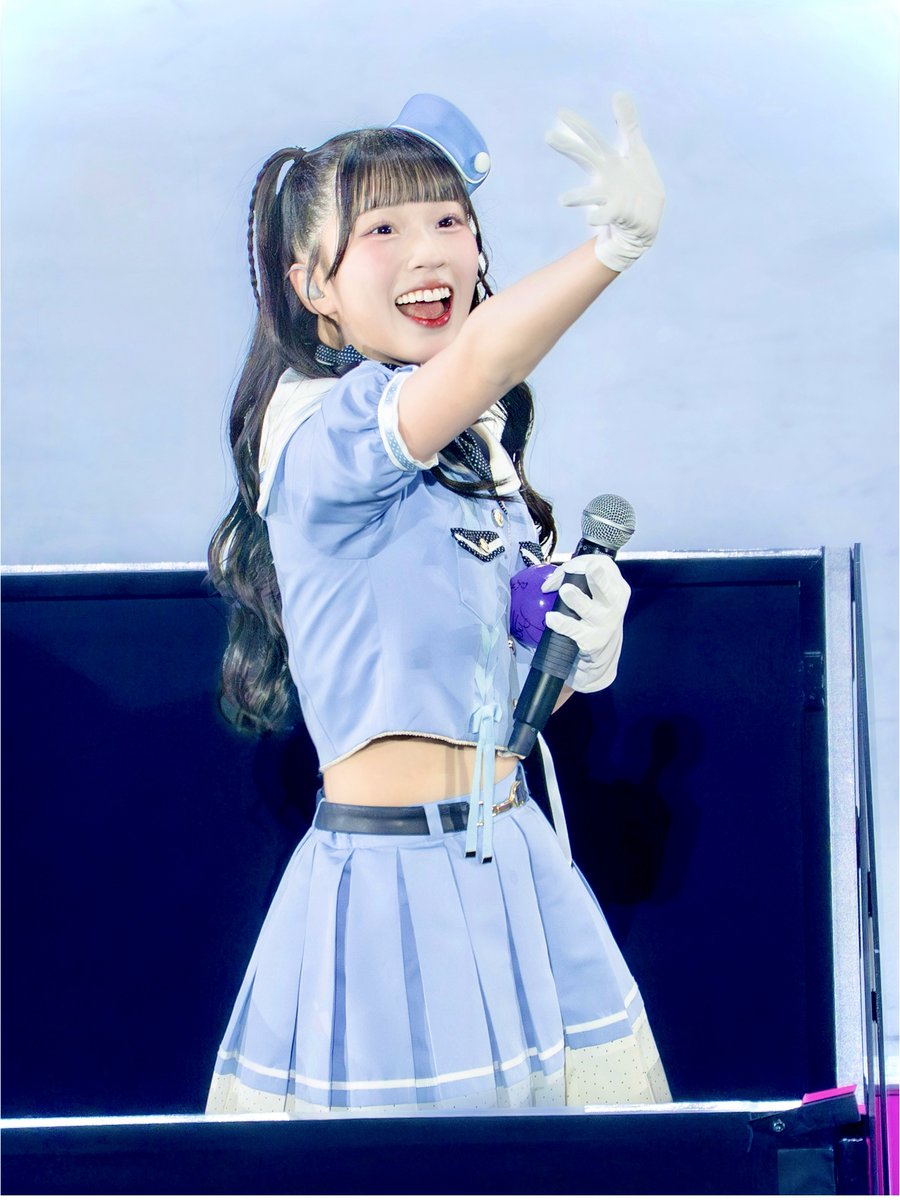 サインボールとマイクで両手塞がると思いきや、どっちも左手で持って