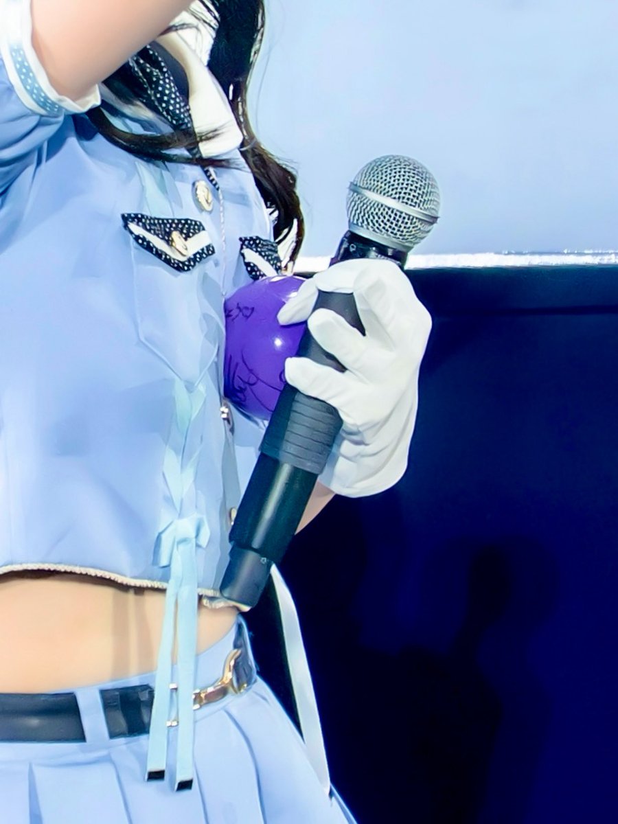 サインボールとマイクで両手塞がると思いきや、どっちも左手で持って