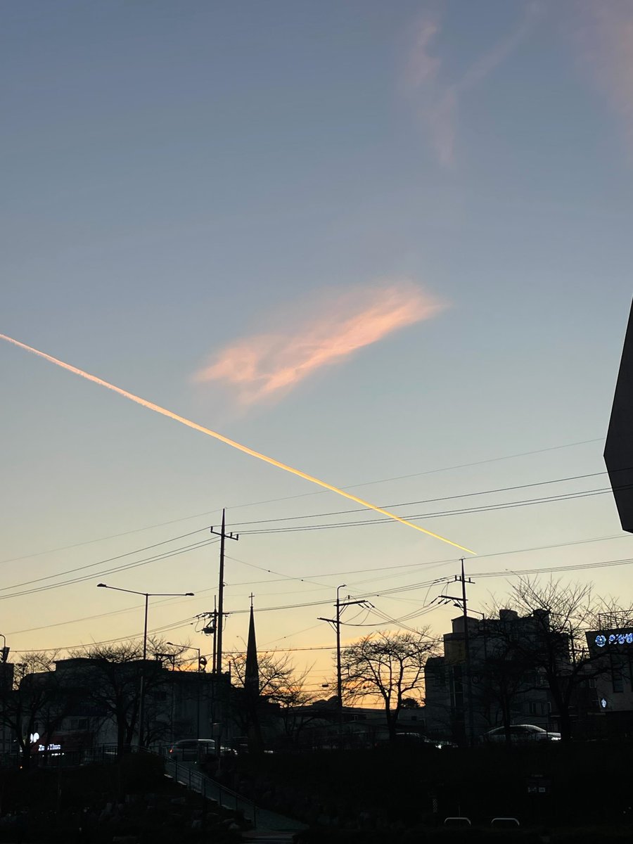 [#핀]
산책 가는길에 봤어요 비행기일까요 제트기같은거일까요? 12월도 스킨즈해주셔서 감사합니다 보고싶어요~!❤️