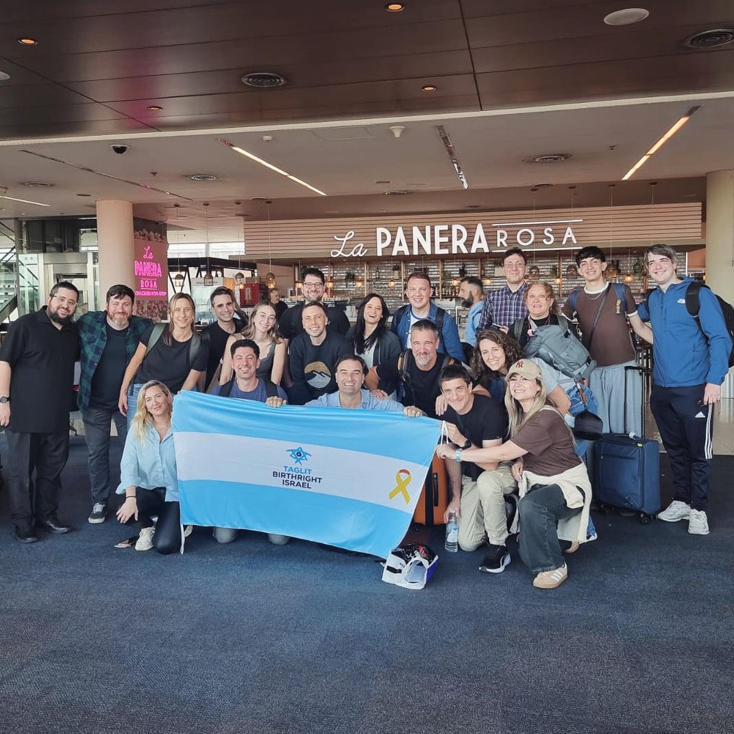 Historia en vivo!!! Por segunda vez, una comitiva de AAJRA comienza su viaje a Israel 🇮🇱 🇦🇷

Del 1 al 10 de diciembre, junto a <a href="/TaglitArgentina/">Taglit Argentina</a>, 24 miembros de AAJRA estarán haciendo tareas de voluntariado, teniendo reuniones con el mundo jurídico israelí y visitando IJL.