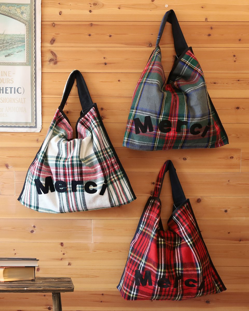 ふんわりやさしい“Merci”バッグ👜
ウール100％の柔らかさと、ネパールの手刺繍“Merci”が冬コーデにぬくもりをプラス。
14インチPCも入るしっかり容量で、サブバッグにも◎

Ena Kuamはネパールの女性たちとフェアトレードでものづくりを行うブランドです。
craftcafe.store/products/24aku…