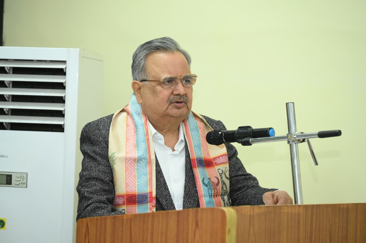 drramansingh's tweet image. गत संध्या स्पीकर हाउस के सभागृह में छत्तीसगढ़ राज्य निर्माण सेनानी श्री जागेश्वर प्रसाद जी द्वारा रचित पुस्तक ‘संविधान निर्माण में छत्तीसगढ़ का योगदान’ का विमोचन किया।

यह महत्वपूर्ण कृति हमारे प्रदेश के उन महान विभूतियों के योगदान को उजागर करती है, जिन्होंने संविधान निर्माण की…