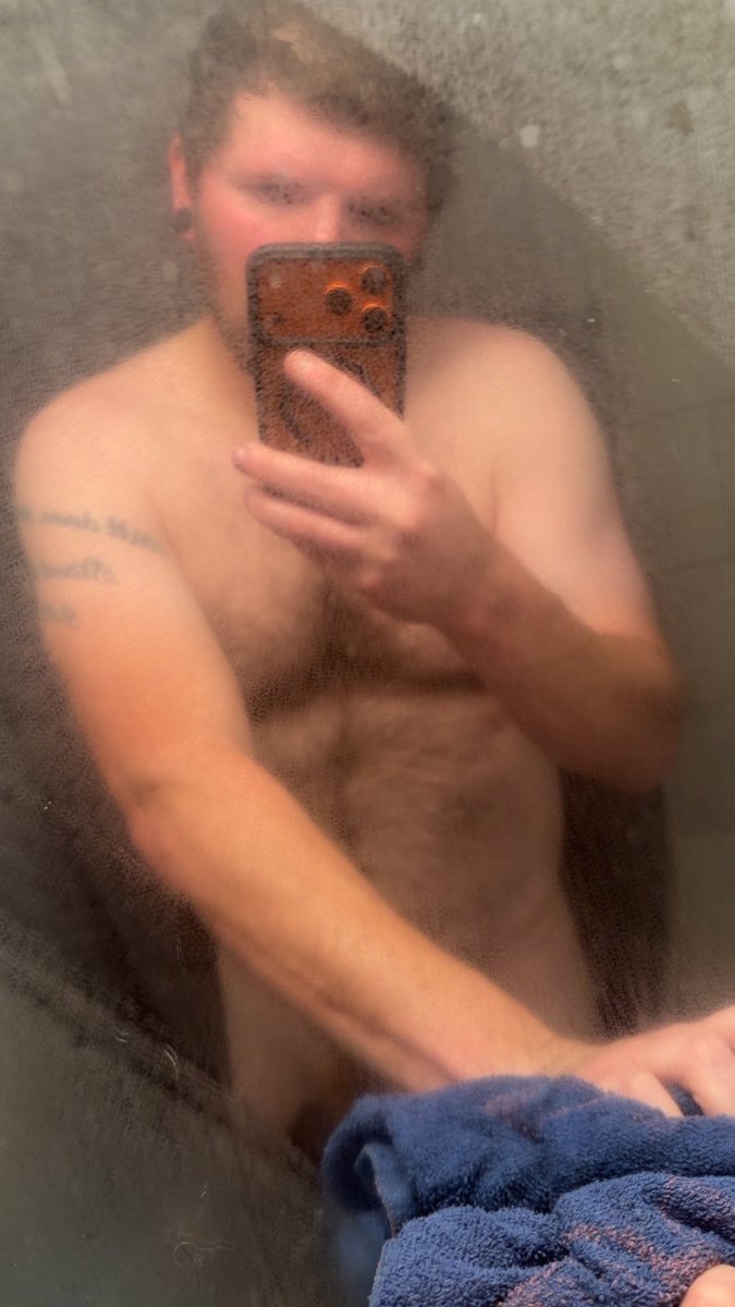 D_Jayyx's tweet photo. Shower time babes https://t.co/f2UVJlVuCY