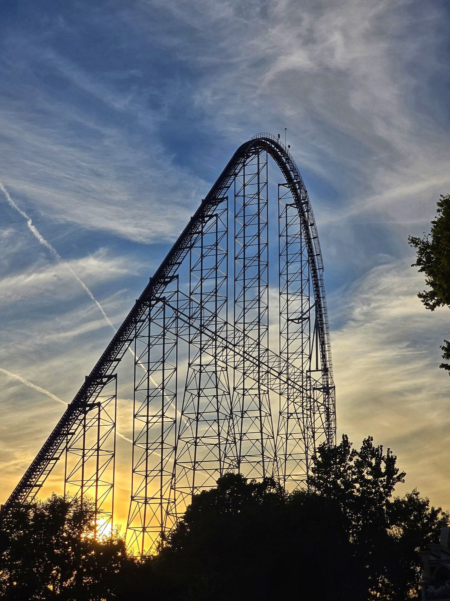 Millennium Force <a href="/cedarpoint/">Cedar Point</a> 😎🎢❤️📸 #millenniumforce #Rollercoaster #sunset #photographer #ohio #Monday #December #cedarpoint <a href="/SixFlags/">Six Flags</a>