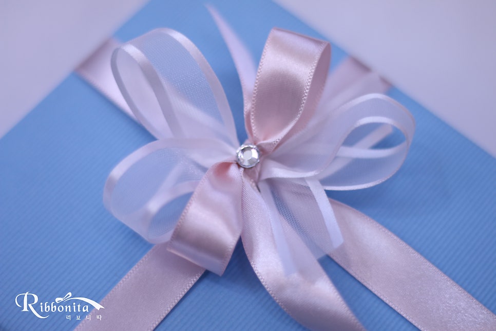 걸그룹 #있지(#ITZY)의 팬 이벤트 카페 '믿지의 대기실'에서 모은 엽서들을 한 박스에 담아 선물포장을 해드렸어요.

선물포장 컨셉은 스카이블루 포장지에 핑크보라 리본과 화이트 오간디.m.blog.naver.com/chmik10/224094…