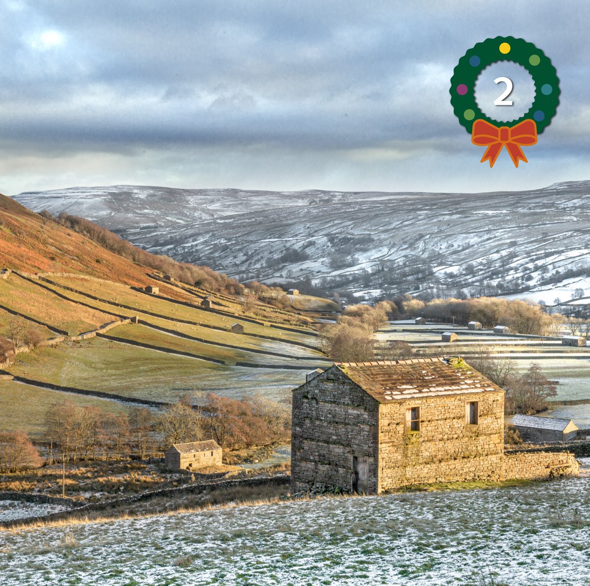 Barn fact: Did you know there are over 6000 barns in the Yorkshire Dales National Park - over 1,044 of these field barns are in Swaledale and Arkengarthdale Conservation Area.
I count 14 barns in this photograph of a small section of Swaledale alone.

📷 Wendy McDonnell
