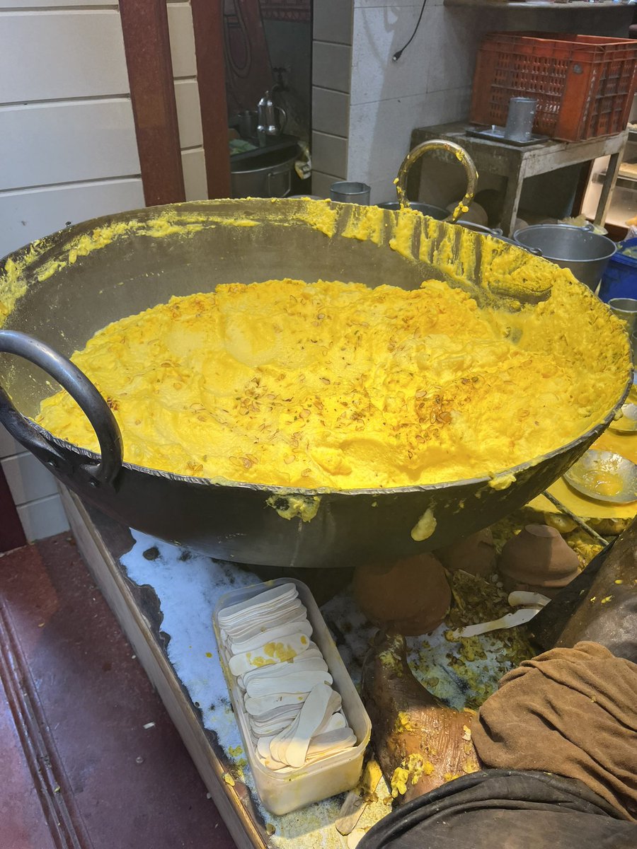 RRK_coder's tweet image. Ticking off Varanasi’s must-try(2): the legendary Shree Ji’s Malaiyo 😋😋