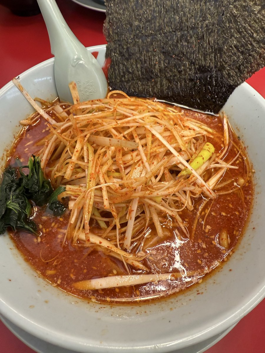 昼飯はスパチャ山岡家の辛味噌激白髪ネギトッピングで。