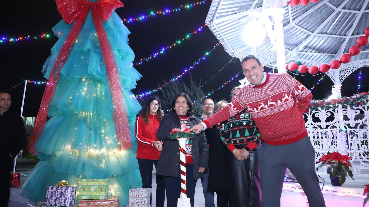 difhgo's tweet image. Edda Vite Ramos, presidenta del Patronato, acompañó el encendido del árbol navideño en CEAM, dando inicio a una temporada llena de alegría. Celebramos una Navidad en casa, compartiendo momentos que iluminan el corazón. 🎄🎅🏻⭐️