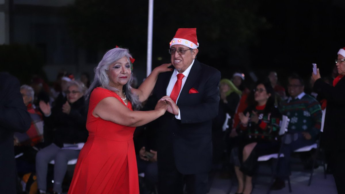 difhgo's tweet image. Edda Vite Ramos, presidenta del Patronato, acompañó el encendido del árbol navideño en CEAM, dando inicio a una temporada llena de alegría. Celebramos una Navidad en casa, compartiendo momentos que iluminan el corazón. 🎄🎅🏻⭐️