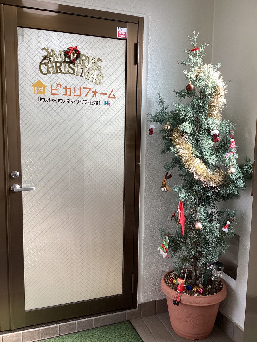 picareform's tweet photo. 12月といえば、クリスマス！🎄✨
弊社のエントランス、
とっても可愛くなっています❤️💚 https://t.co/8bY722aGcr
