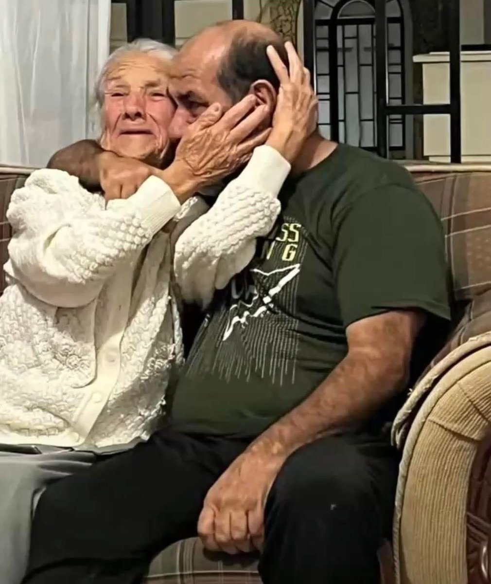 albepaez's tweet photo. Nos alegra ver esta imagen de felicidad en la familia de Pablo Heli Rizo, su liberación tras permanecer más de 45 días en cautiverio le anticipó la Navidad a sus seres queridos.

Bienvenido a la Libertad Don Pablo. 🕊️🕊️ https://t.co/yYpUbxOhM1