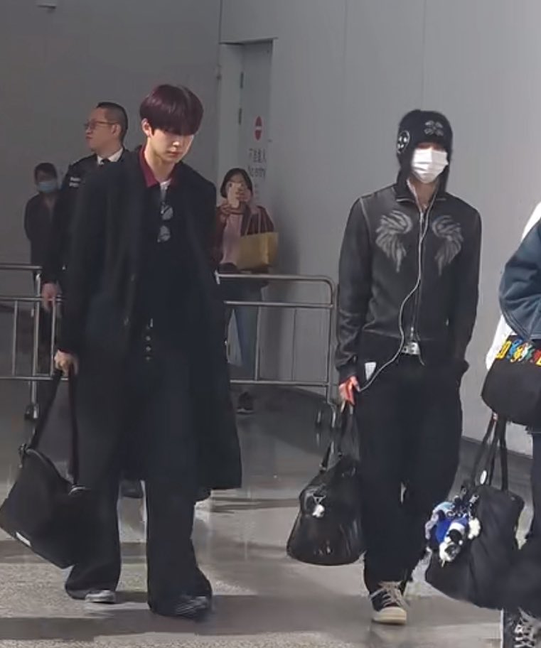 doiesNini's tweet image. The difference in styles is so 😭😭😭😭😭