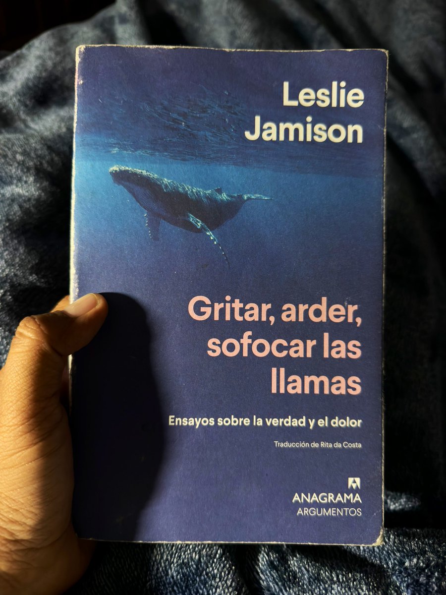 OSWALDORIOSM's tweet image. Acabo de leer estos ensayos de #LeslieJamison y estoy verdaderamente asombrado, conmovido y sacudido.

Una prosa precisa y potente que te hace ver hacia afuera con avidez y hacia dentro con honestidad.

Maravillosa recomendación de @joserrealortiz.

¡Léanla, me lo agradecerán! 🤓