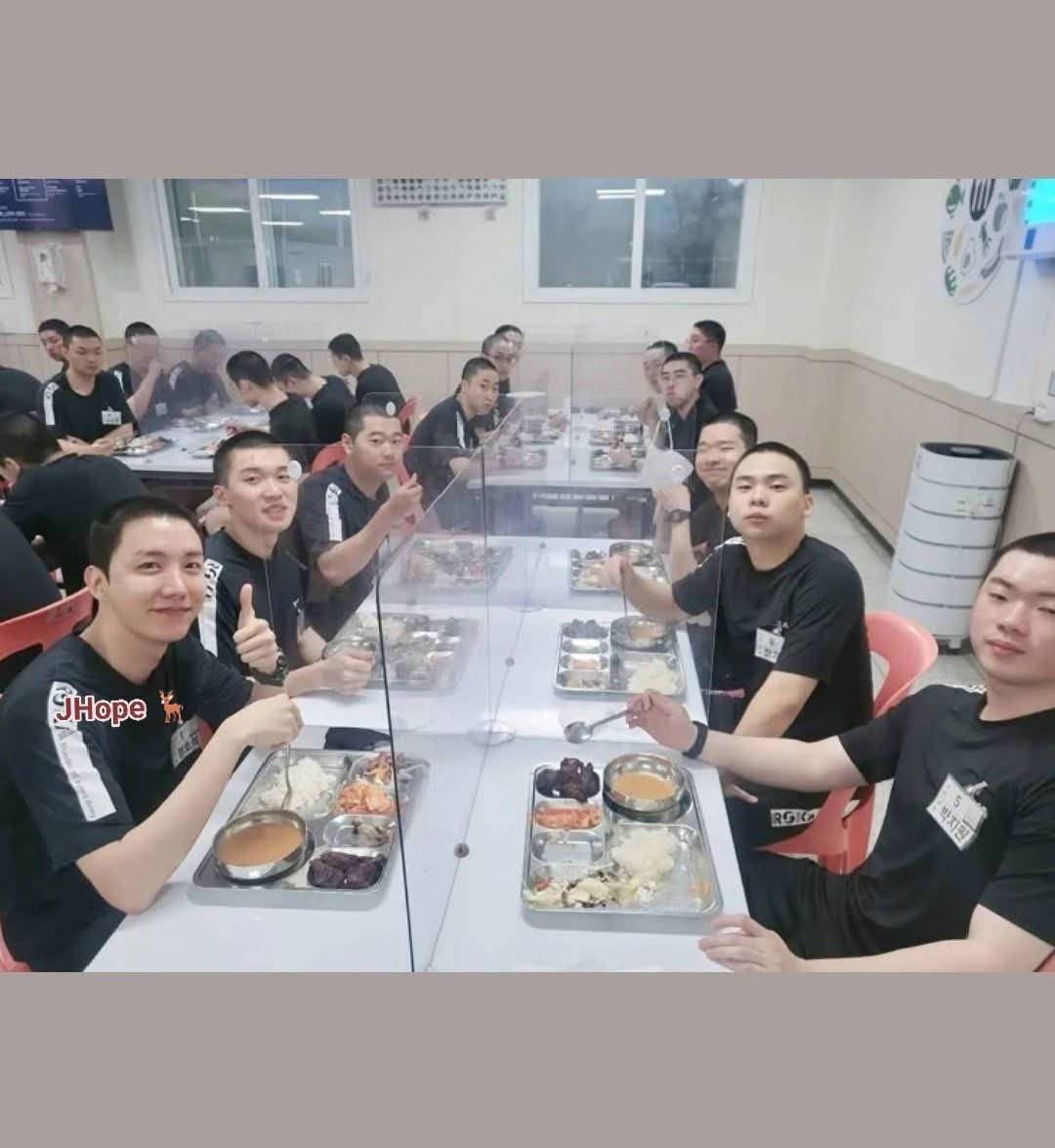 hopemin291013's tweet image. Remembering this iconic photo of J-Hope at the military cafeteria 🍽️✨ Sitting with his fellow soldiers, giving a thumbs-up, smiling, and looking so healthy and positive. Always a comforting sight for us.

#JHOPE #ARMY #MilitaryService