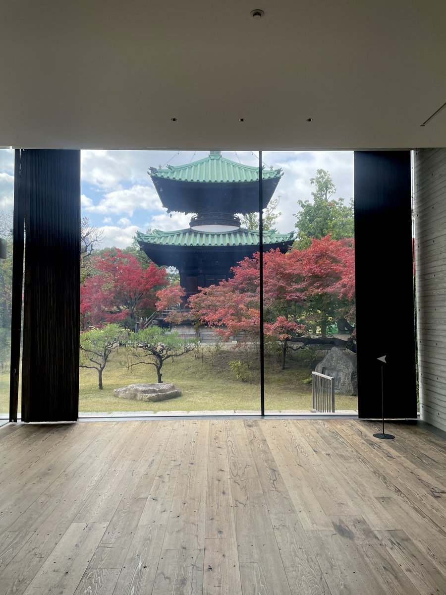 誰かのコートについて入ってきたのでしょうか、展示室内に葉っぱが一枚 誰かのコートについて入ってきたのでしょうか、展示室内に葉っぱが一枚