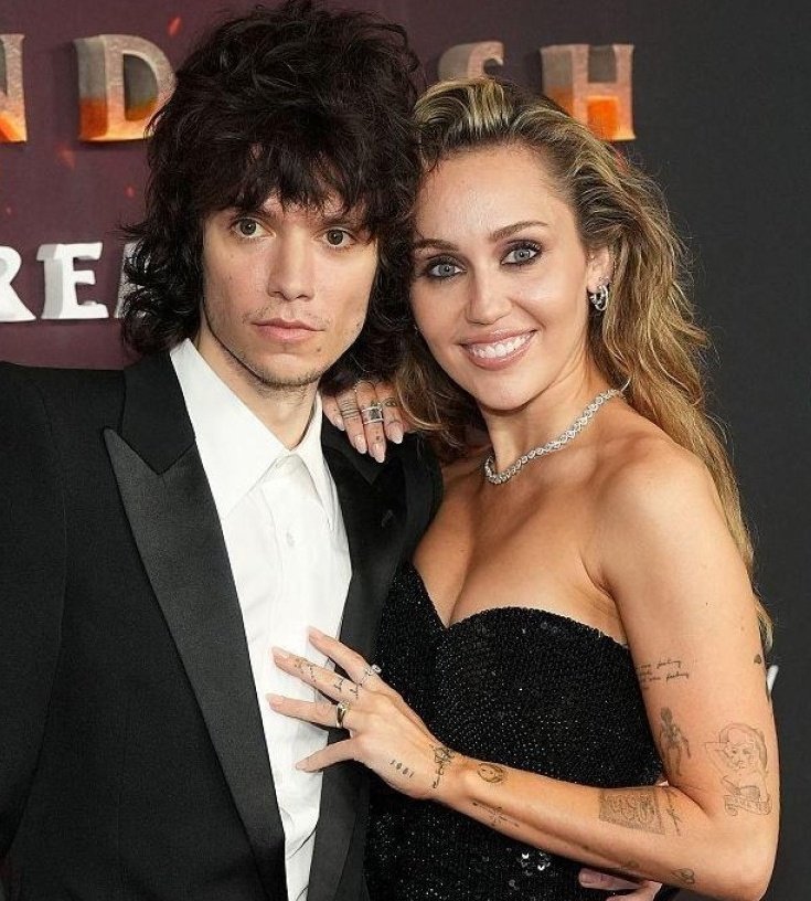 MileyCyrusBz's tweet image. 🚨  MILEY CYRUS &amp;amp; MAX MORANDO ARE OFFICIALLY ENGAGED 💍.