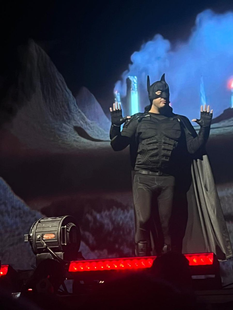 luchernobyl's tweet photo. soporté vientos despiadados, infernales desiertos, escale hasta el maldito ultimo pogo del movistar arena ¿y que encontré? un batman de sexo dudoso que me dice que no quiere ser presidente https://t.co/kNuEICvSRw