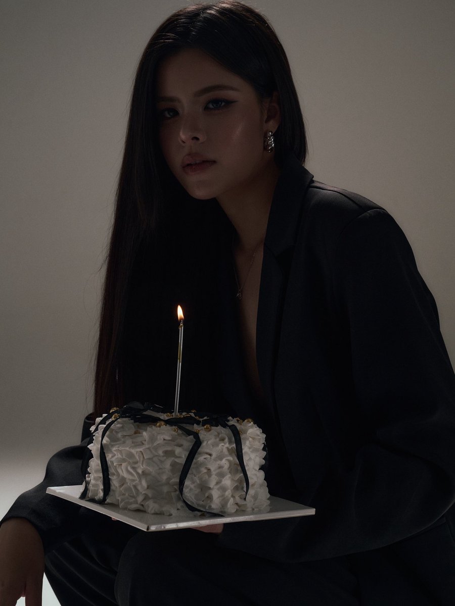 Fair Rzy Thai Star Fay Riezz Celebrates Turning 24 with Fans