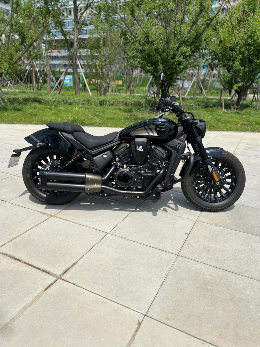 VinayManohar5's tweet image. 陽の光を受けて、ラインがよりくっきり。
静かに置いてあるだけなのに、存在感がすごい。
#バイクフォト #デザインの美しさ #ブラックバイク #風景写真 #大人の趣味