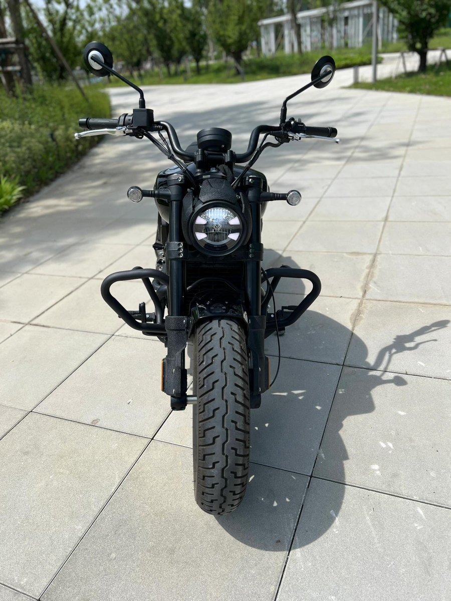 VinayManohar5's tweet image. 細部の質感までこだわられていて、見ているだけで楽しい。
こういう“機械の美しさ”って特別だなぁ。
#バイク写真部 #メタルデザイン #バイクのある日常 #工業デザイン #スタイルフォト