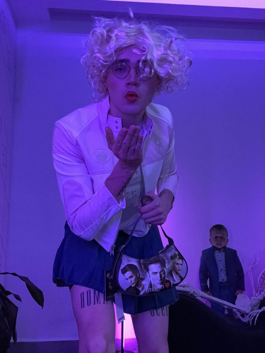 codeinwee's tweet image. estos twits siempre me recuerdan q podré ser muy linda pero nunca seré un streamer hombre con peluca/filtro💔