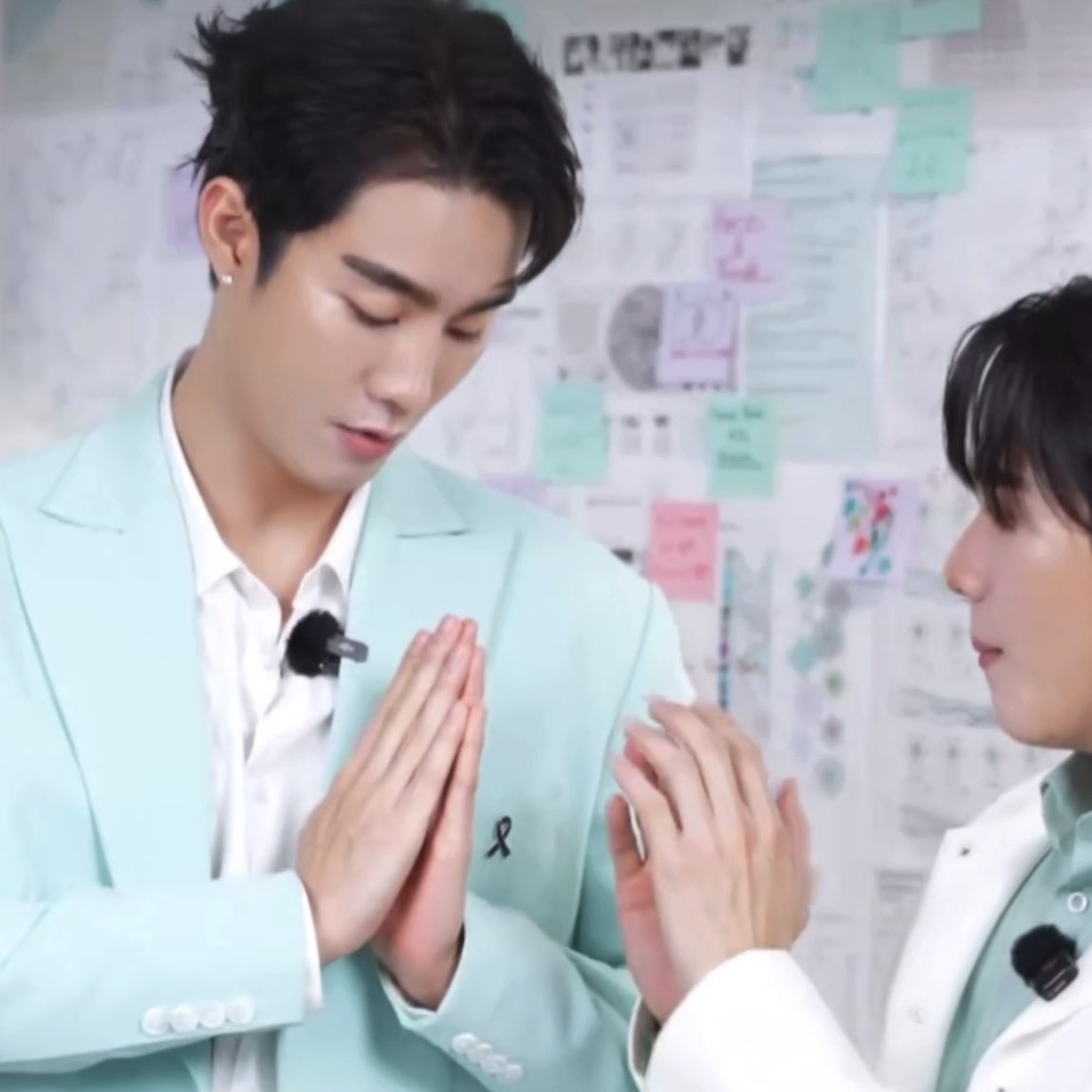 แต่ผมให้เรยนะซีนกราบอกปป เรียงนิ้วให้มันสวย แล้วก็ไหว้ตรงหัวใจ เนี้ย เมะที่สุขที่สุด 55555555555555555555