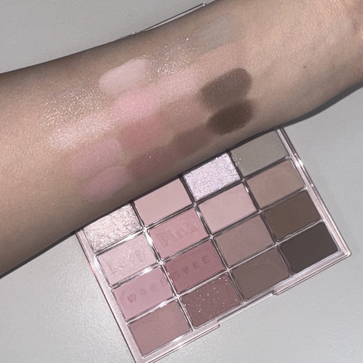 이미! 많은 후기들이 있지만 그래도 궁금해하실 여러분들을 위해 캔코블, 레핑블 손목 발색샷 들구왔습니다!🤗 

웨메 소블아 하나 열 팔레트 안부럽다!!! 섀도우, 라이너, 치크까지! 활용도 갑 소블아 지금 바로 올리브영에서 글로우 팟 기획으로 만나보세요💕