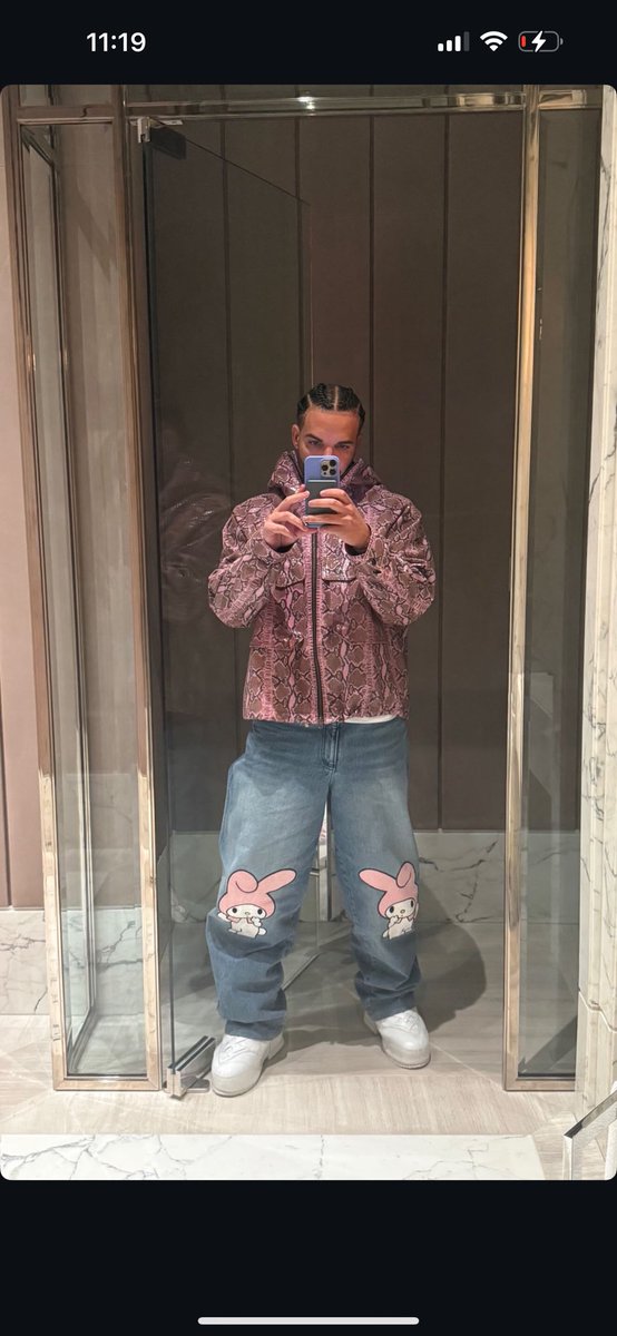 ComplexStyle's tweet image. Drake and his pink fit