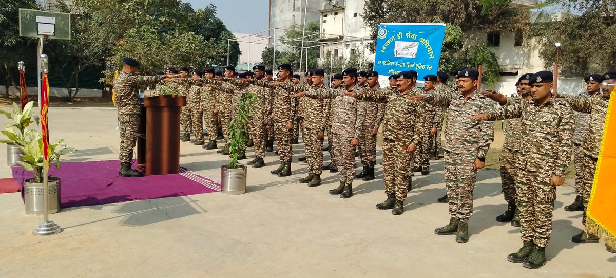 62Crpf's tweet photo. "62 BN CRPF jawans took the Swachhata Pledge on 1st December 2025 under the Swachhata Hi Seva Abhiyan! 🇮🇳🧹 All of them together took a pledge to promote cleanliness and make the country clean. #SwachhataHiSeva #CRPF #62bncrf
#crpfindia https://t.co/5XoiC3i1Qr
