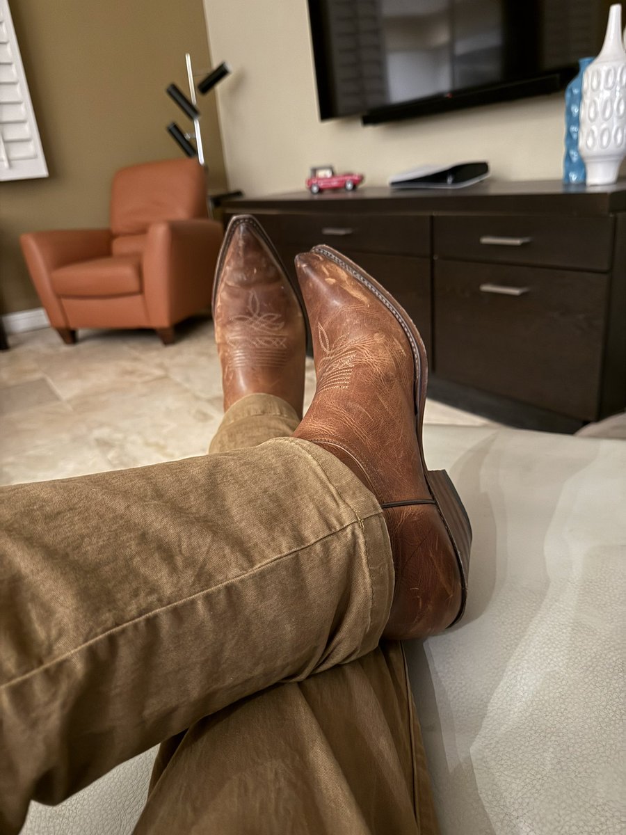 BootmanPs's tweet image. Back home after a party at a friend’s house. Can you believe they made everyone take off their shoes???
Was a bummer I didn’t get to wear these all night. #sendraboots