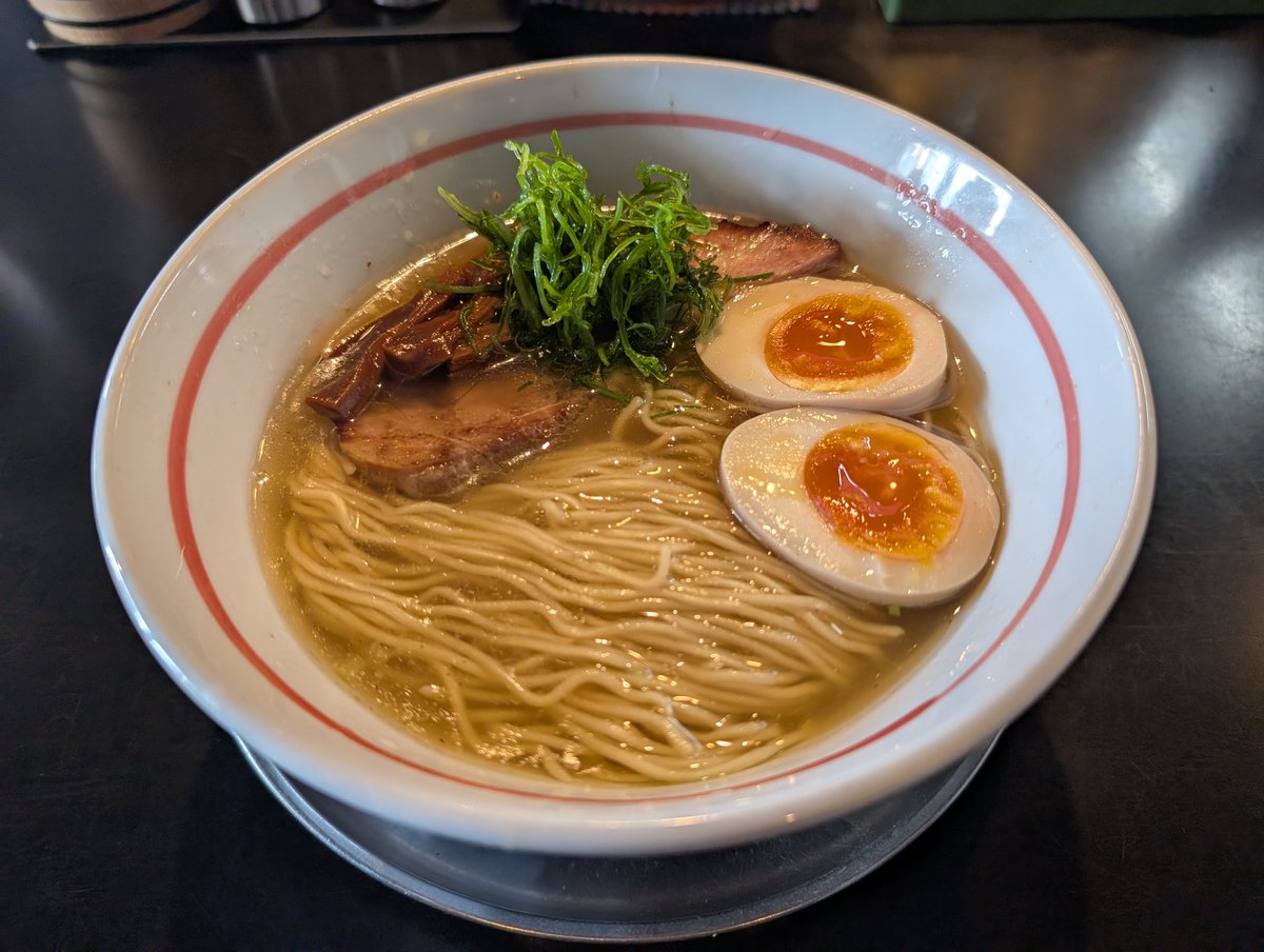 barber0's tweet photo. 12月1日(月)お昼御飯は、麺坊ひかりさんで【塩ラーメン】＆和え玉
塩ラーメンをブラッシュアップされてから初食笑笑😆前のも好きだったけどこっちもめっちゃ美味い😁ご馳走様でした🙏
和え玉の写真失念😭
#WithUラーメン食べました
#岐阜ラーメン https://t.co/o0nJAsXqfp