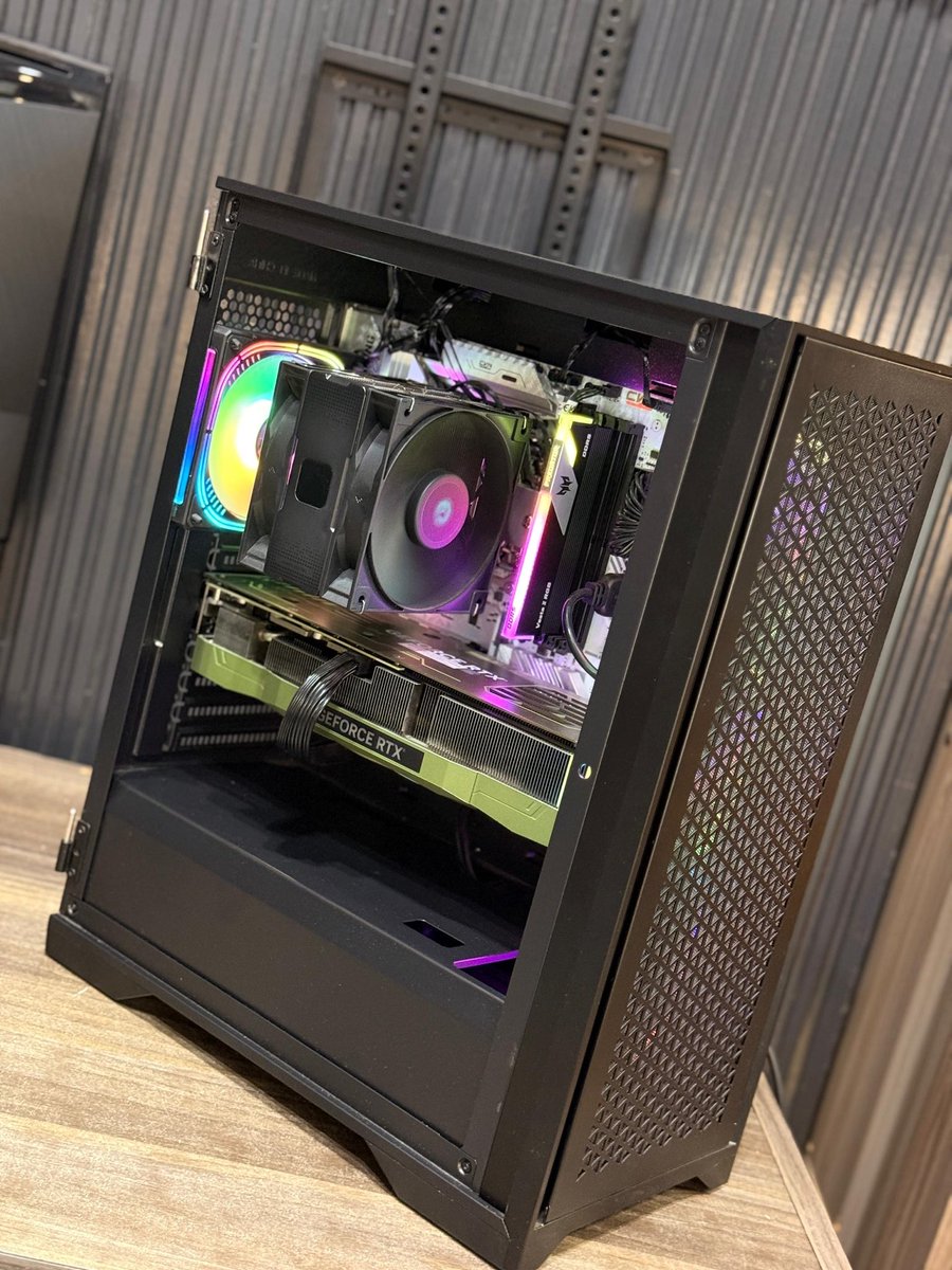 GoodluckMalekoJ's tweet image. 🎮 Custom Gaming PC – High-End Performance

🔸 CPU: AMD Ryzen 7 7700X
• 8 Cores / 16 Threads
• Boost clock up to 5.4GHz
• Built on Zen 4 architecture (5nm)
• Excellent for gaming + heavy multitasking
• Supports PCIe 5.0 &amp;amp; DDR5 for next-gen performance