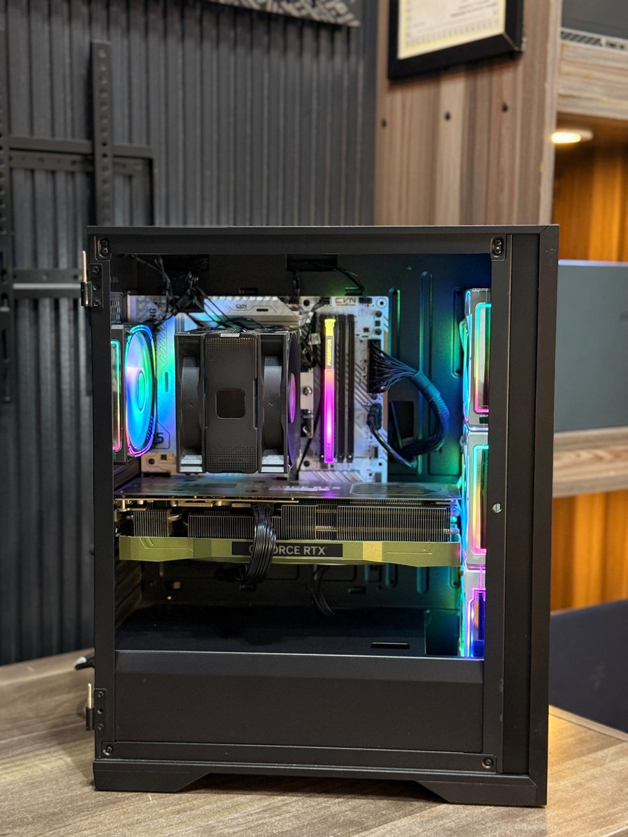 GoodluckMalekoJ's tweet image. 🎮 Custom Gaming PC – High-End Performance

🔸 CPU: AMD Ryzen 7 7700X
• 8 Cores / 16 Threads
• Boost clock up to 5.4GHz
• Built on Zen 4 architecture (5nm)
• Excellent for gaming + heavy multitasking
• Supports PCIe 5.0 &amp;amp; DDR5 for next-gen performance