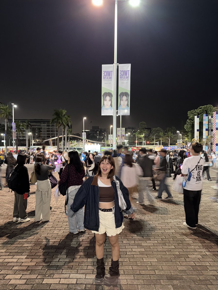 pattaling's tweet photo. ตอนจบคอนแล้วจะไปขึ้นรถไฟคื้ออออคนมหาสารมากกกก ระยะทางตอนไปที่ว่าเดินไกลแล้ว ขากลับยิ่งกว่า เพราะค่อยๆเดินต่อๆกันไป คนแน่นทุกพื้นที่ กว่าจะถึงรถไฟก็เกือบ90 นาที แต่อึ้งตรงที่ทางเกาสงเค้าแจ้งไว้ว่าจะจัดการจราจรให้ทุกคนได้ขึ้นรถภายใน90นาทีแกกมันเริ่ดมาก คนเยอะแต่เค้าจัดแจงดีจริง(10) https://t.co/eP1cRanvGB
