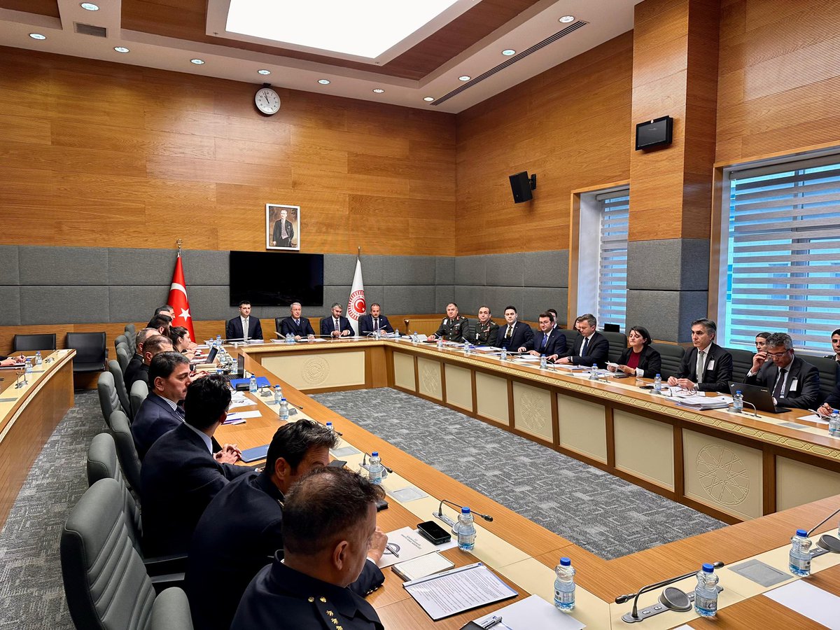 Şehit aileleri ve gazilerimiz bizim başımızın tacıdır.

Bu çerçevede ilgili kurum ve kuruluşların katkılarını değerlendirdiğimiz  kapsamlı bir  toplantı gerçekleştirdik. 

Düzenlemenin bir an evvel hayata geçmesi için çalışmalarımızı aralıksız sürdürüyoruz. 

Emeği geçen herkese