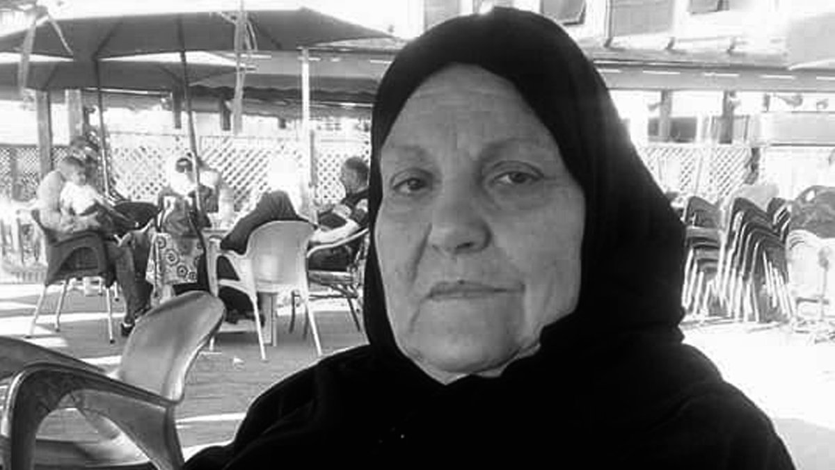 Zineb Redouane avait 80 ans.
Elle ne manifestait pas.
Elle ne jetait rien.
Elle était chez elle, en train de fermer sa fenêtre.
Une grenade lacrymogène l’a frappée en plein visage.
Elle est morte le lendemain.
Six ans de dénégations, de rapports contredits, de “tir non