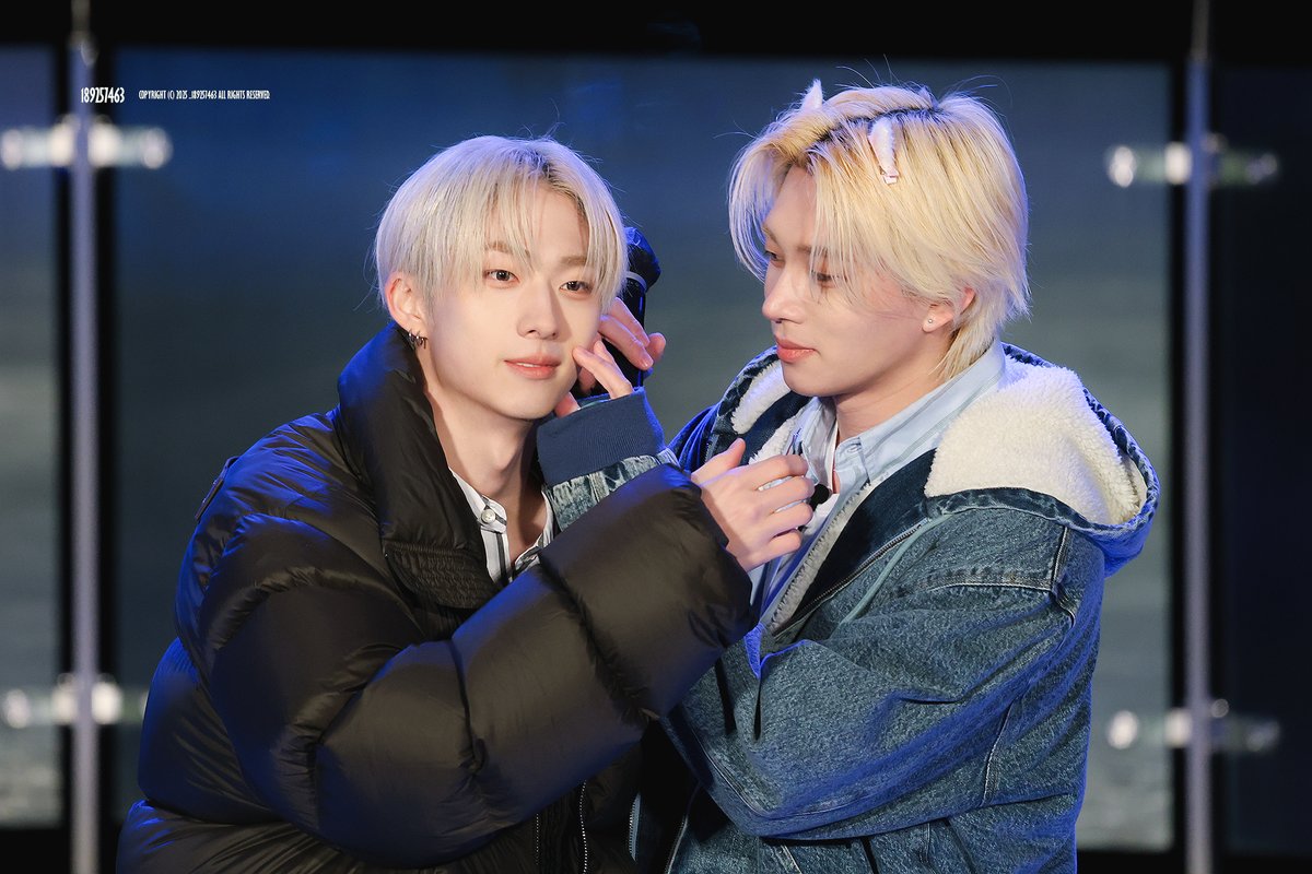 _189257463's tweet image. 251201
이거 포즈할때
태양이는 냅다 지웅이 볼 찌부되게 잡았는데
지웅이는 손 쇽...올리구 태양이가 고개 내리니까 쇽... 잡는거
진짜 귀야왓음 아감동댐🐭🐱🐭🐱🐭🐱

#지웅 #태양 #JIUNG #THEO