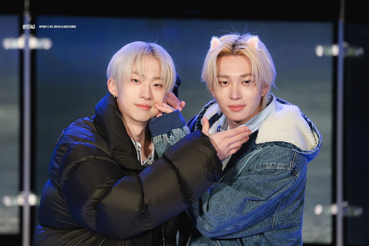 _189257463's tweet image. 251201
이거 포즈할때
태양이는 냅다 지웅이 볼 찌부되게 잡았는데
지웅이는 손 쇽...올리구 태양이가 고개 내리니까 쇽... 잡는거
진짜 귀야왓음 아감동댐🐭🐱🐭🐱🐭🐱

#지웅 #태양 #JIUNG #THEO