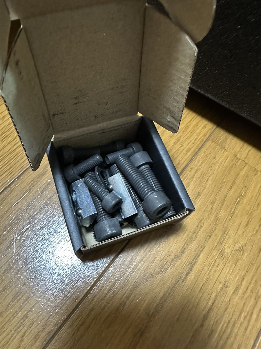 sen_shu's tweet image. 質実剛健で美しい仕上がですね。ほんと加工が綺麗。
外箱は樹脂のケースでなかなかスゴイ。新しい緊急スイッチも金属製でかっこいい。youtuberのDanSuzukiが残念と言ってた手が黒くなるボルトはちゃんと入ってました。使わないけどね。
今回もdeleさんにお世話になりました。
#simucube3
#dele