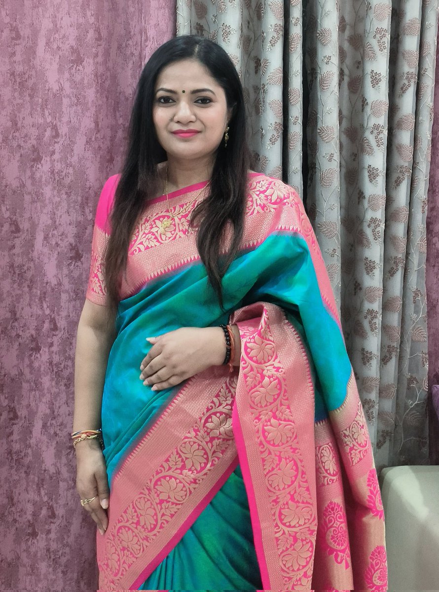 GurpreetTheGirl's tweet photo. The beauty of a saree is that it transcends time, age, and trends, making every woman feel eternally elegant.
#saree #weddingseason #traditional
#sareeaddict #sareelove #sareelovers https://t.co/dhSUnt6u4u