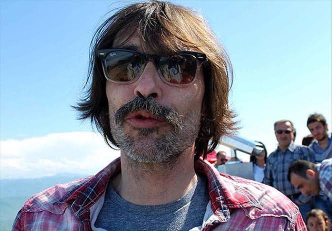 MHP'den CHP'ye Geçen Etimesgut Belediyesinde Tiyatrocu Erdal Beşikçioğlu'nun İcraatleri:

▪️16 Türk Devleti Bayrağını kaldırdı
▪️Alperen Parkı ismini değiştirdi
▪️Milli ve manevi değerler ilkesini kaldırdı
▪️Kızılayın giysi kutularını kaldırdı
▪️Yıllardır borçsuz yönetilen