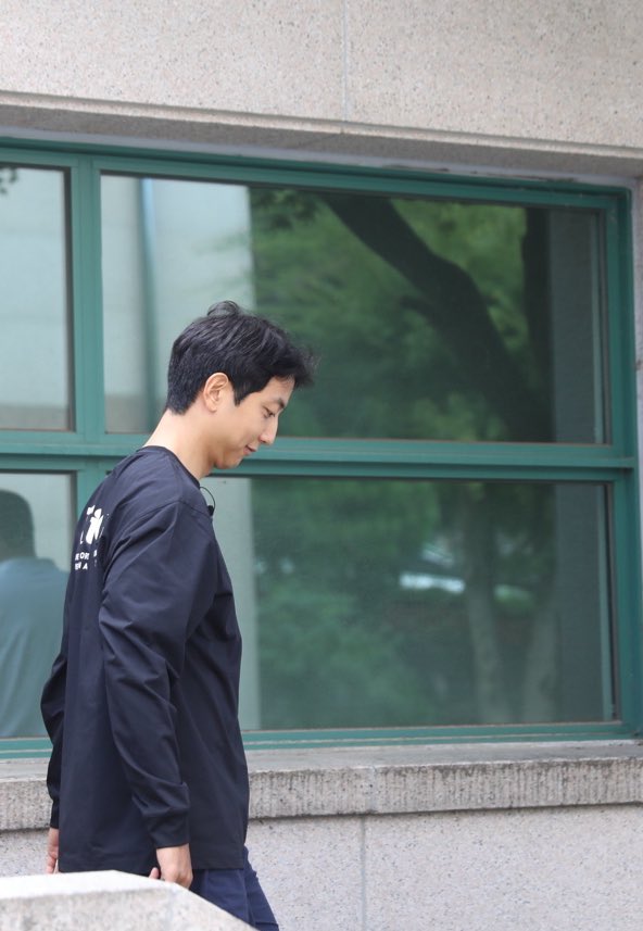 hooni_r2's tweet image. 열혈농구단 촬영 끝내고 나오던 후니📹
(옷에 마이크 달려있는🙈) #허훈