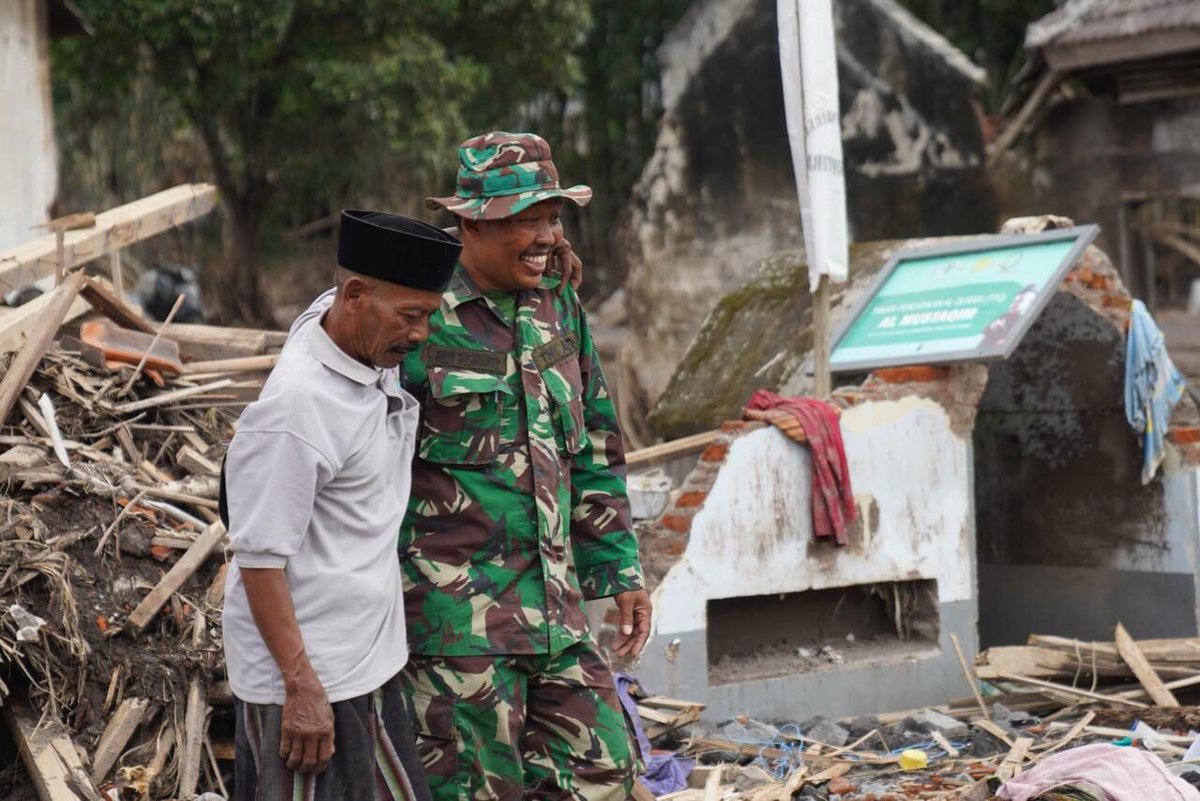 WSirib's tweet photo. Catat semua, TNI punya semangat tidak ada kata "tidak bisa" saat menyangkut rakyat. Semangat ini harus terus menyebar ke kita semua. Mari dukung dengan bersatu, jadikan kepedulian sebagai aksi nyata.

Bergerak Cepat Bersama https://t.co/MCTeYpHyLe
