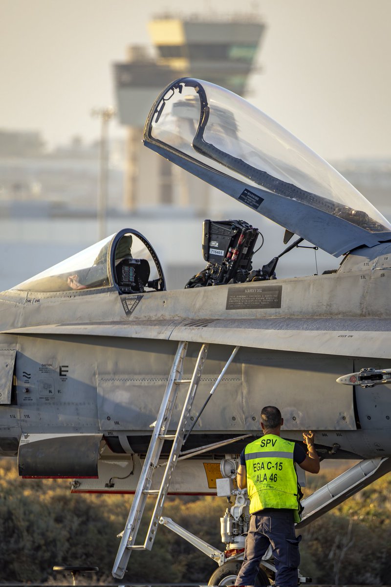 Buenos días aviadores! Los mecánicos y armeros del ala 46, son los que aseguran que todo funcione a la perfección, que nuestros aviones vuelen seguros y que podamos estar listos para cualquier desafío. 

📸 @halcon05photo