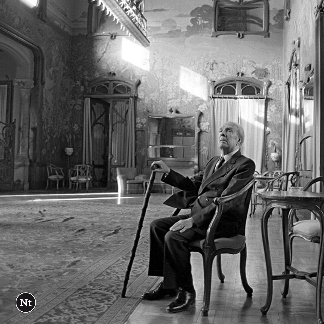 #CLÁSICOS

📚 «Mediante una diligente enumeración de objetos diarios y no muy grandes, Borges consigue en un poema concentrar al lector para que cavile con todo su ser, y además con todo lo que no será nunca, sobre algunos efectos...»

✍️ <a href="/dosvecescuento/">Joseluís González</a>

nuestrotiempo.unav.edu/w/de-borges-y-…