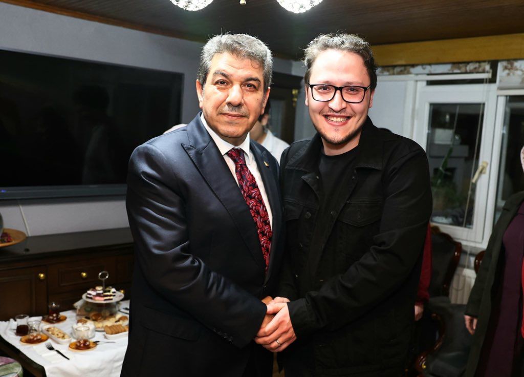 Esenlerimizin her köşesine hizmet getiren, söz verdiğinde yerine getiren, samimiyeti ve sahadaki duruşuyla her zaman örnek olan Tevfik Göksu Başkanımızla aynı karede olmak benim için büyük bir gurur.
Esenler’e kattığı değer için teşekkürler Başkanım. Allah yolunuzu açık etsin.