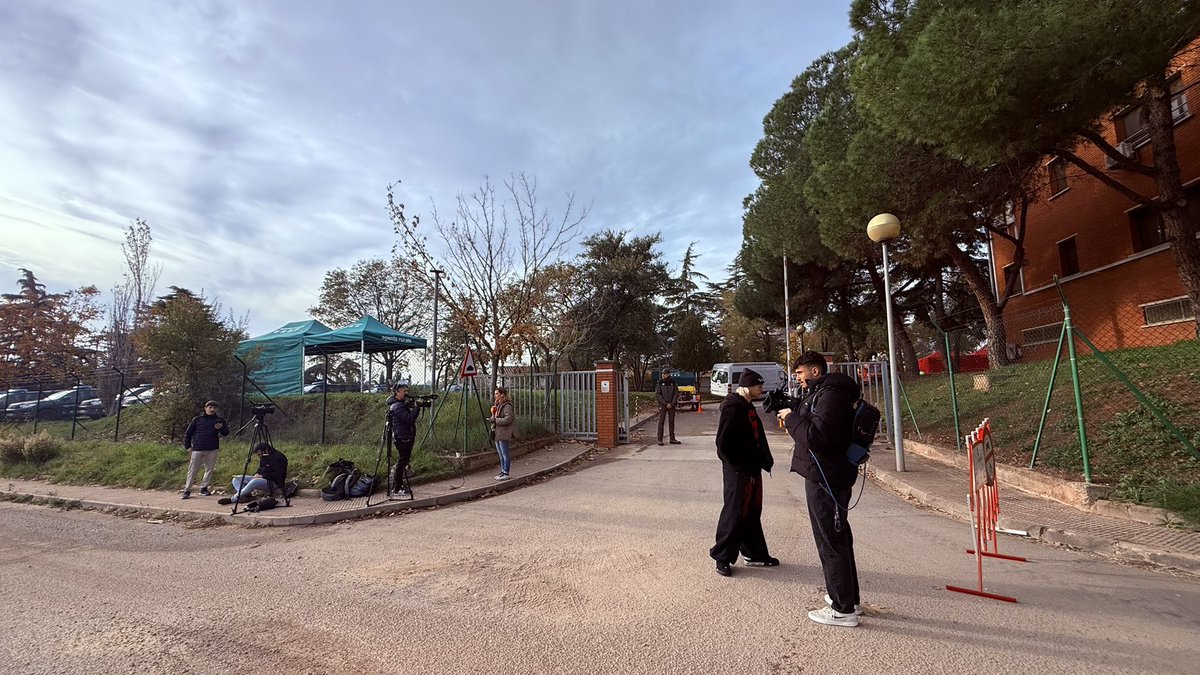 #pesteporcina Crisis sanitaria
Necesitas si o si a los medios de comunicación para difundir mensajes de prevención y seguridad a la población ….
Y ¿donde les haces trabajar?
Detrás de una VALLA!!!