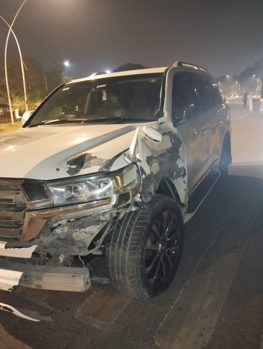 اسلام آباد پولیس سے درخواست ہے کہ اس ٹریفک حادثے کی CCTV فوٹیج محفوظ کی جائے، اس فوٹیج کو تفتیش کا حصہ بنایا جائے اور اگر ممکن ہو سکے تو اس CCTV فوٹیج کو پبلک بھی کیا جائے تاکہ عوام کو آگاہی ہو سکے کہ اسلام آباد ہائیکورٹ کے جسٹس محمد آصف کے کم عمر بیٹے کی گاڑی کی ٹکر سے غریب کی