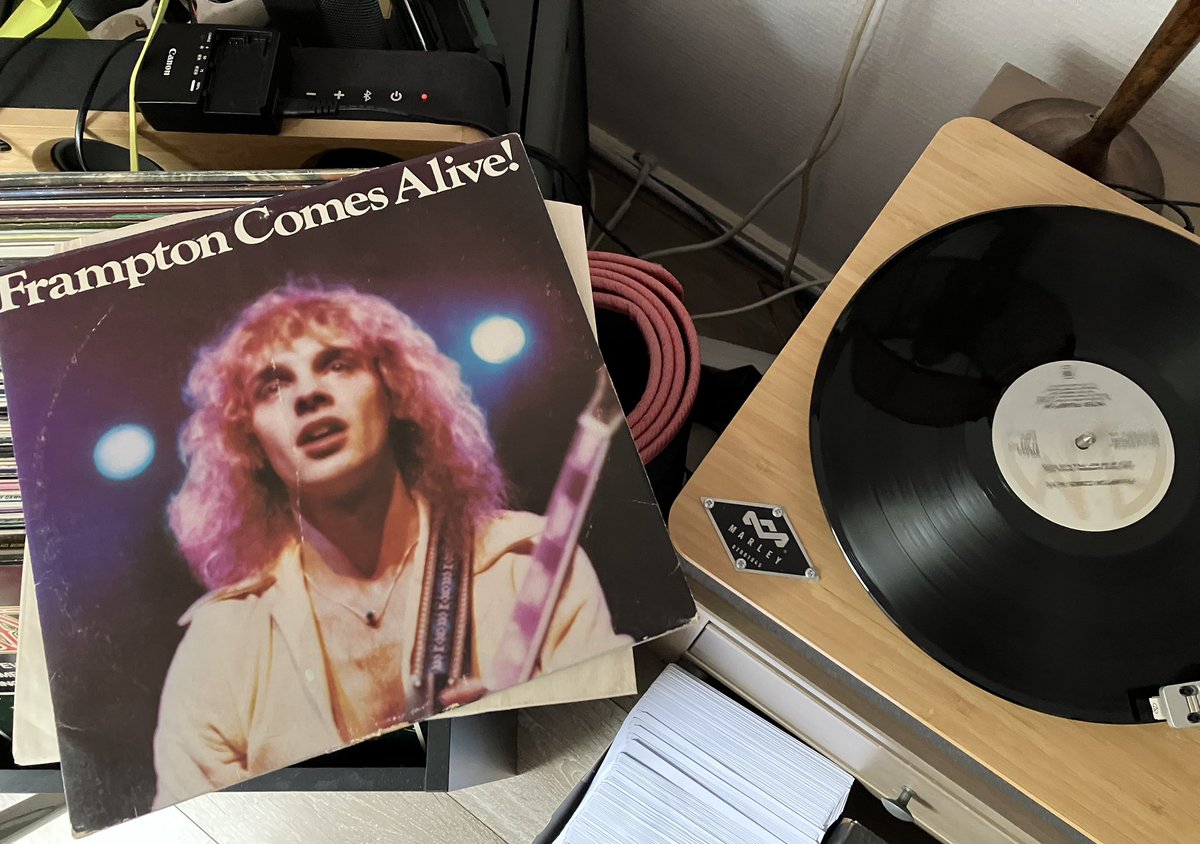 Moeder de vrouw heeft een meidenochtend, dus ik kan op mijn jongenskamer lekker nostalgische plaatjes draaien.